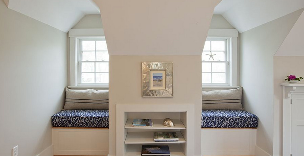 Ispirazione per una camera degli ospiti stile marinaro di medie dimensioni con pareti beige, parquet chiaro e nessun camino