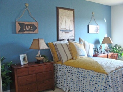 Modelo de habitación de invitados marinera de tamaño medio con paredes azules y moqueta