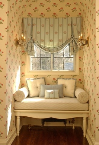 Пример оригинального дизайна: хозяйская спальня среднего размера в классическом стиле с разноцветными стенами и темным паркетным полом