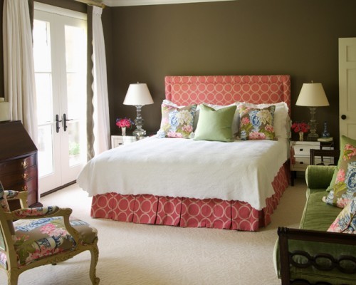 Modelo de dormitorio clásico con paredes marrones y moqueta