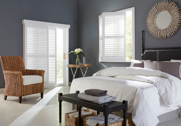Стильный дизайн: большая хозяйская спальня в стиле неоклассика (современная классика) с серыми стенами, ковровым покрытием и белым полом - последний тренд