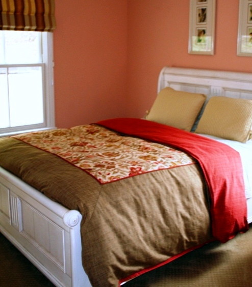 Foto di una camera degli ospiti tropicale di medie dimensioni con pareti rosa, moquette e nessun camino