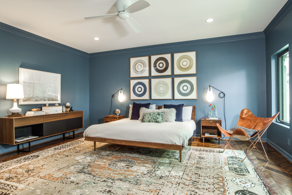 ダラスにあるミッドセンチュリースタイルのおしゃれな寝室 (青い壁、濃色無垢フローリング、照明、グレーとブラウン) のレイアウト