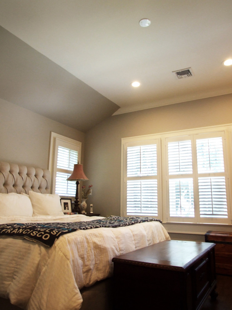 Diseño de dormitorio principal clásico renovado de tamaño medio sin chimenea con paredes grises