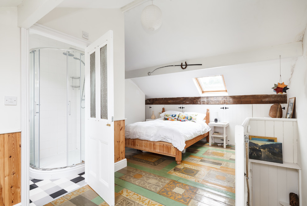 マンチェスターにあるエクレクティックスタイルのおしゃれな寝室 (白い壁、塗装フローリング、マルチカラーの床、勾配天井)