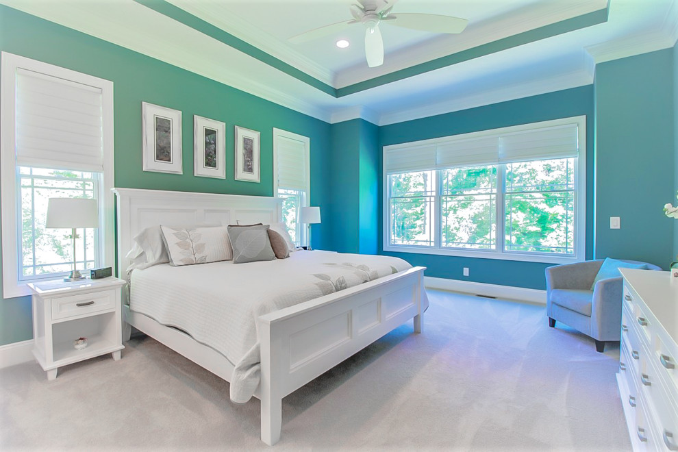 Exemple d'une grande chambre chic avec un mur bleu, un sol gris et un plafond en lambris de bois.