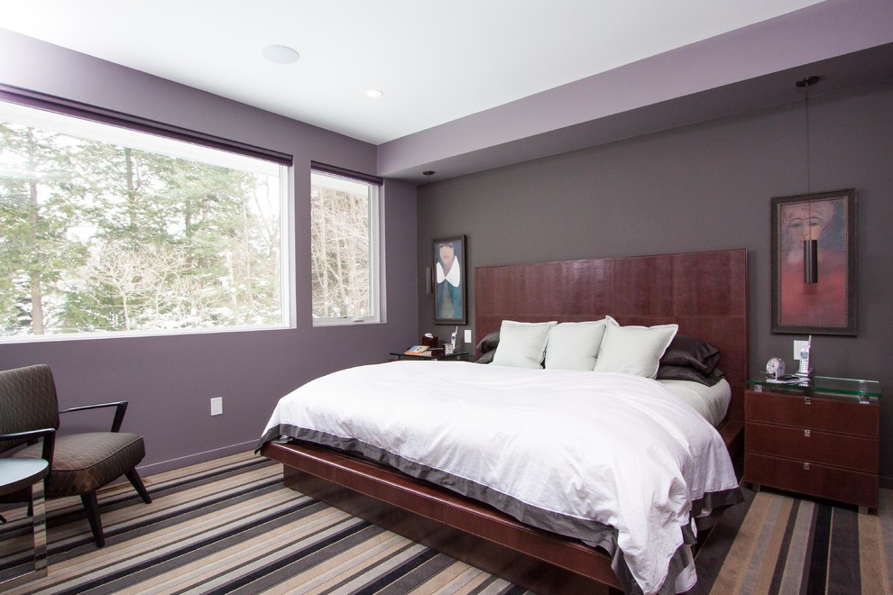 На фото: хозяйская спальня в стиле модернизм с фиолетовыми стенами и ковровым покрытием без камина