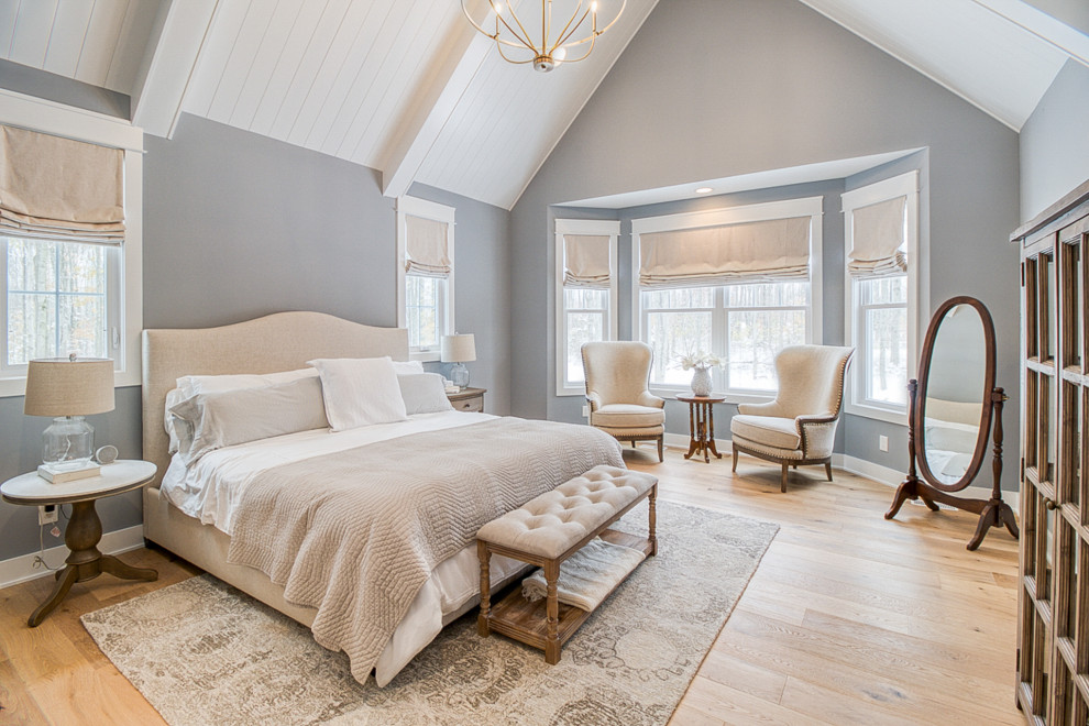 Пример оригинального дизайна: огромная хозяйская спальня в классическом стиле с серыми стенами, светлым паркетным полом, коричневым полом и сводчатым потолком
