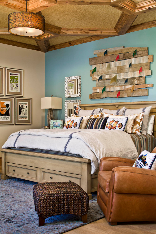 Immagine di una camera da letto stile marinaro con pareti blu