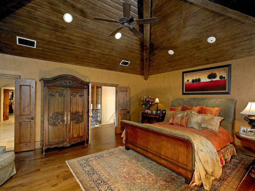 Example of a classic bedroom design in Dallas