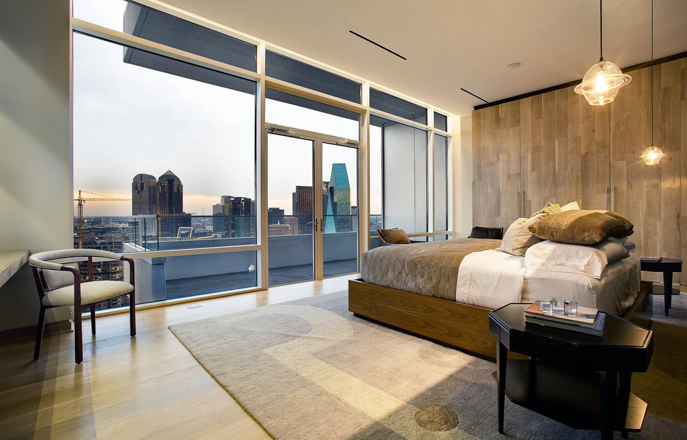 Ejemplo de dormitorio contemporáneo con suelo de madera clara
