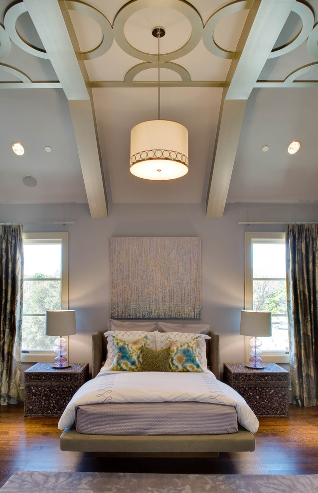 Mediterranes Schlafzimmer mit lila Wandfarbe in Dallas