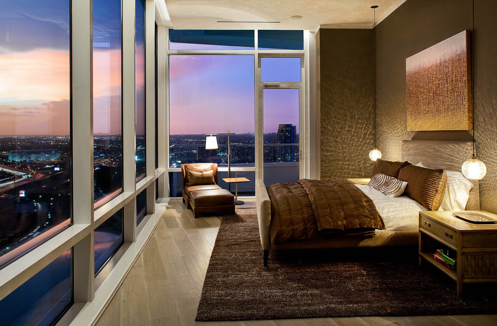 Modernes Schlafzimmer mit brauner Wandfarbe und braunem Holzboden in Dallas