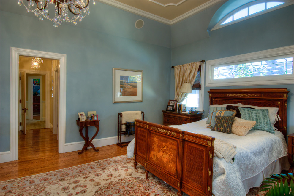 На фото: хозяйская спальня среднего размера в викторианском стиле с синими стенами, светлым паркетным полом и синим полом без камина