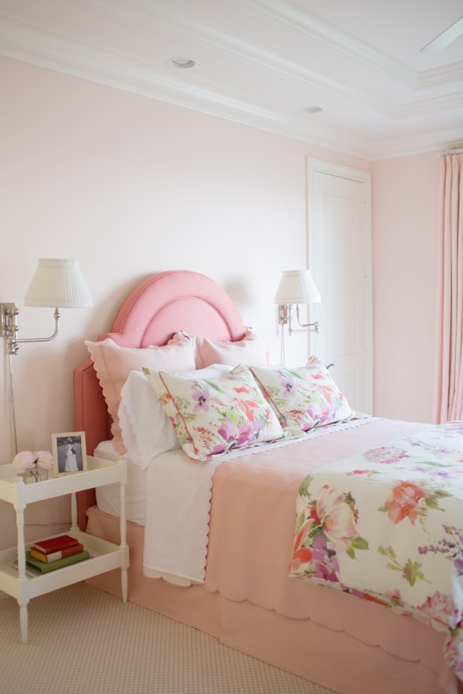 Exemple d'une chambre avec moquette avec un mur rose.