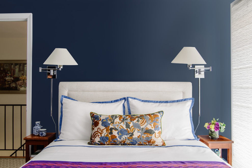 На фото: маленькая гостевая спальня (комната для гостей) в стиле неоклассика (современная классика) с синими стенами, светлым паркетным полом и коричневым полом для на участке и в саду