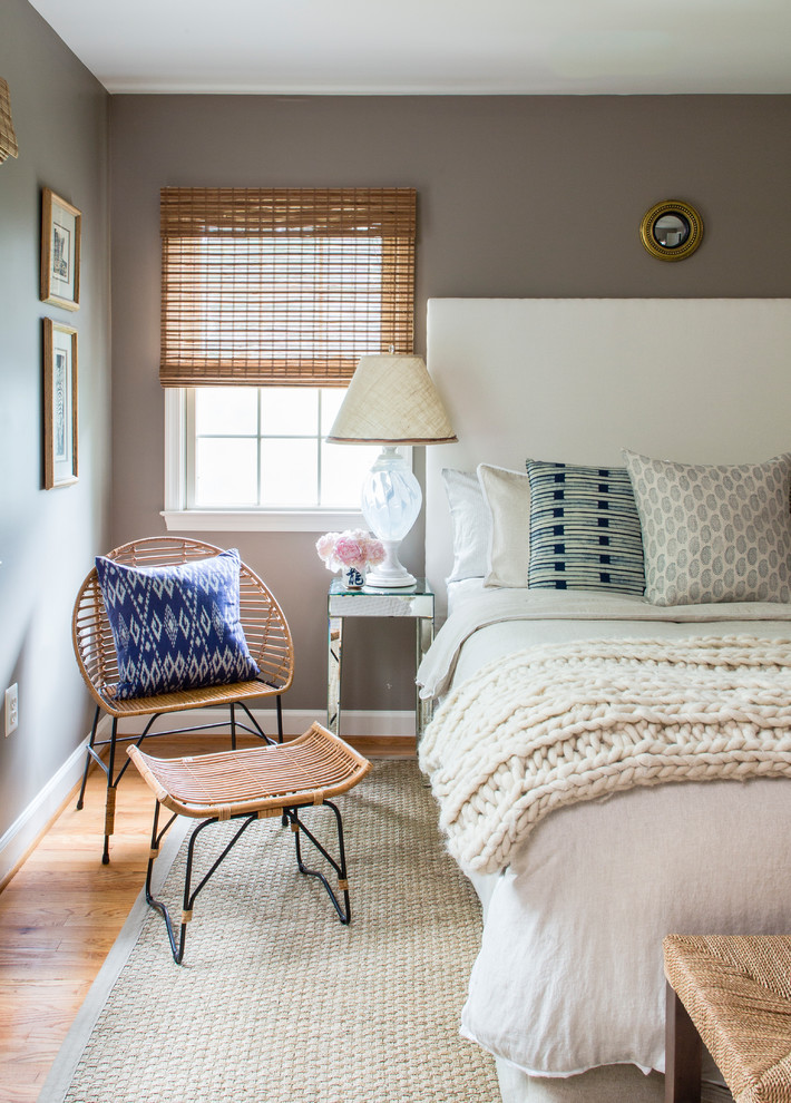 Imagen de habitación de invitados de tamaño medio con paredes marrones y suelo de madera clara