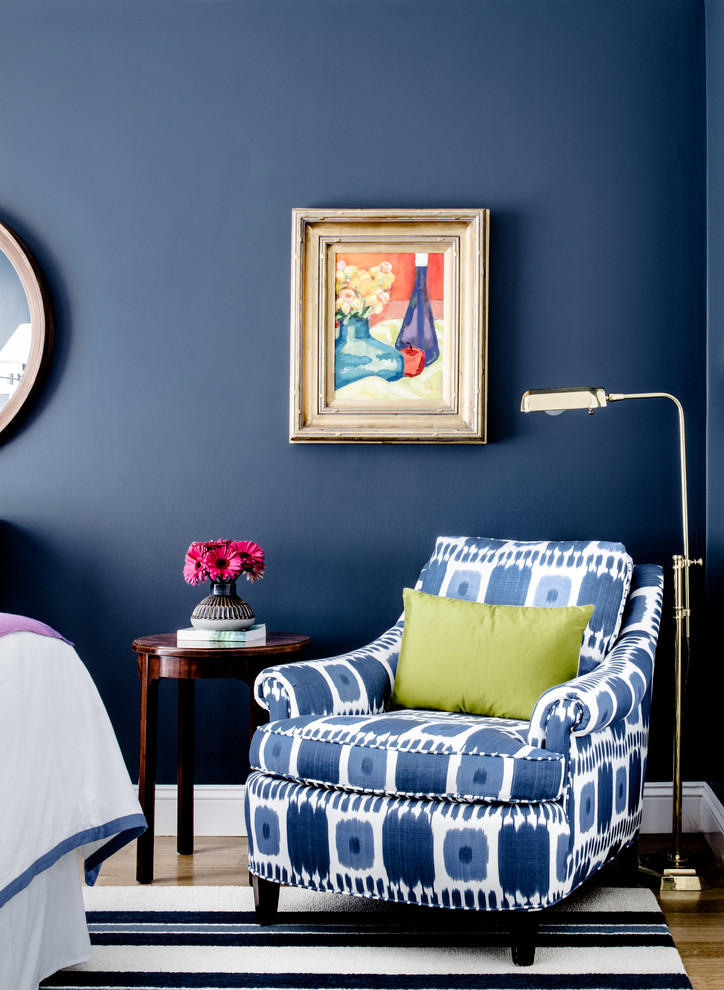 ワシントンD.C.にある小さなトランジショナルスタイルのおしゃれな客用寝室 (青い壁、淡色無垢フローリング、茶色い床) のレイアウト