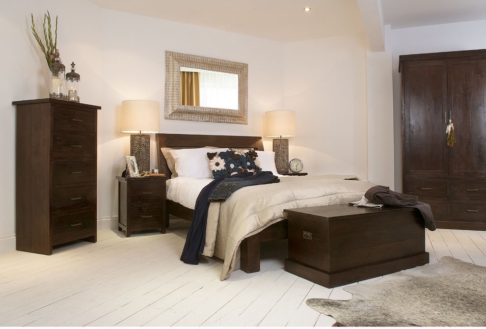 На фото: гостевая спальня среднего размера, (комната для гостей): освещение в морском стиле с белыми стенами и деревянным полом с