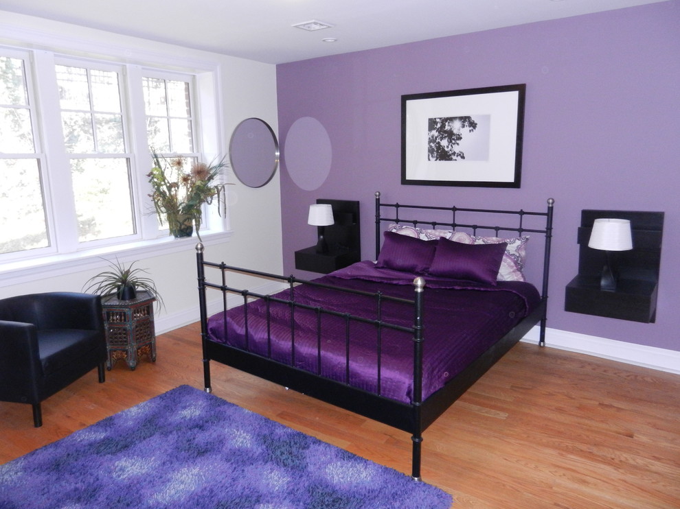 На фото: гостевая спальня среднего размера, (комната для гостей) в современном стиле с фиолетовыми стенами и светлым паркетным полом