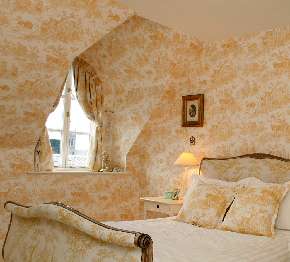 Mittelgroßes Klassisches Hauptschlafzimmer mit gelber Wandfarbe, Teppichboden und gelbem Boden in Dublin
