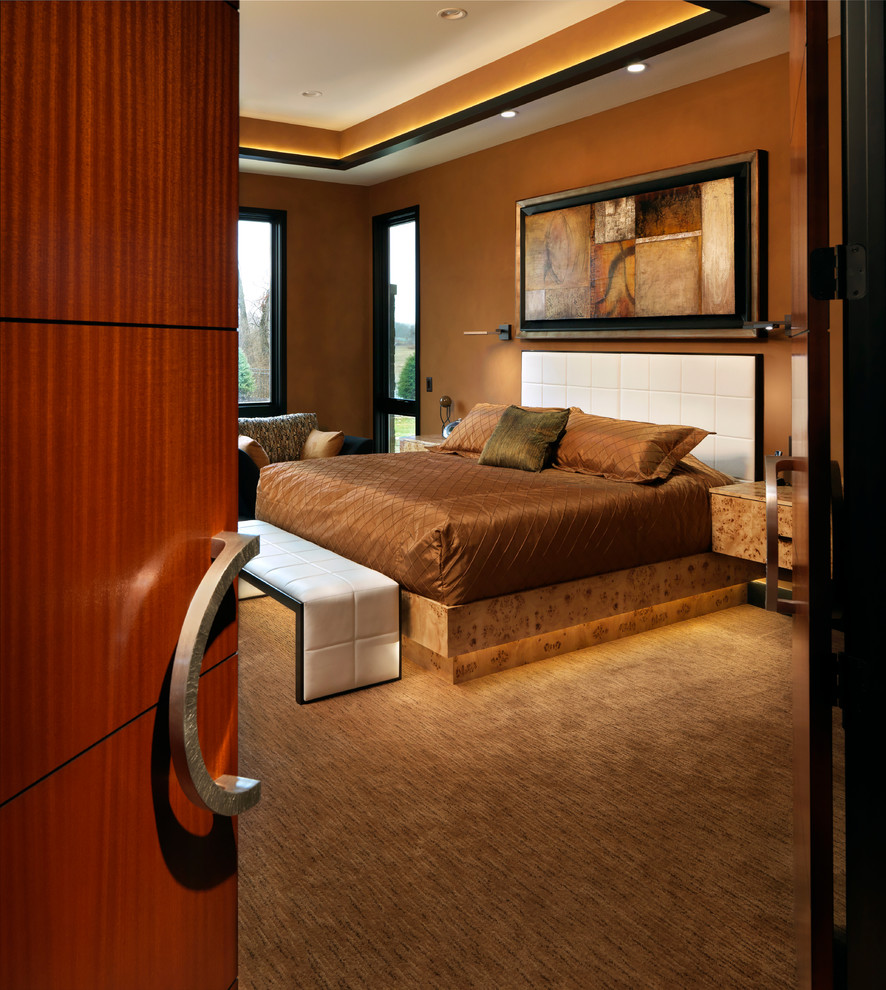 Diseño de dormitorio principal ecléctico de tamaño medio con paredes marrones y moqueta