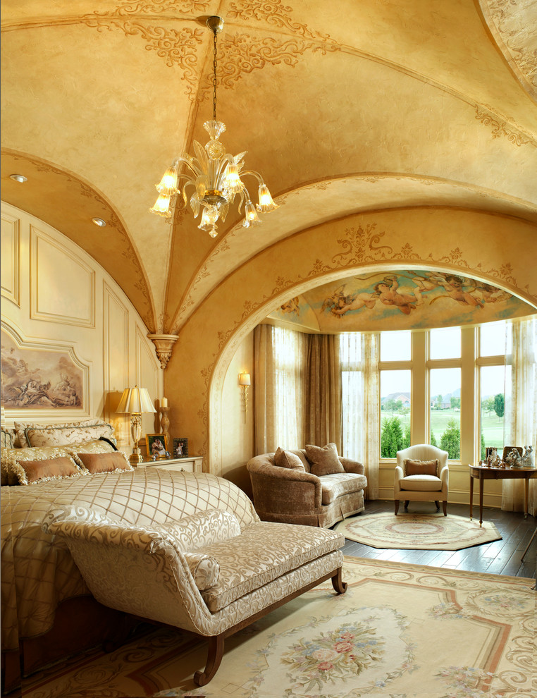 他の地域にある広い地中海スタイルのおしゃれな主寝室 (黄色い壁、濃色無垢フローリング、暖炉なし、茶色い床)