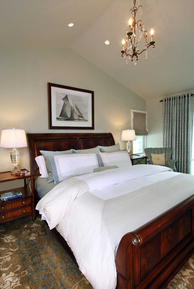 На фото: большая хозяйская спальня: освещение в классическом стиле с серыми стенами и ковровым покрытием без камина