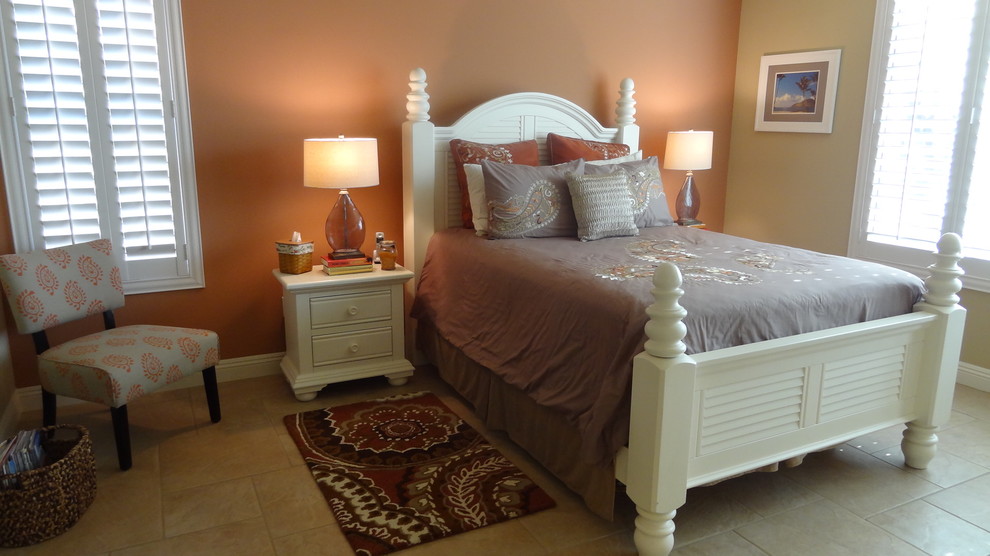 Идея дизайна: гостевая спальня (комната для гостей) в классическом стиле с оранжевыми стенами и полом из керамогранита