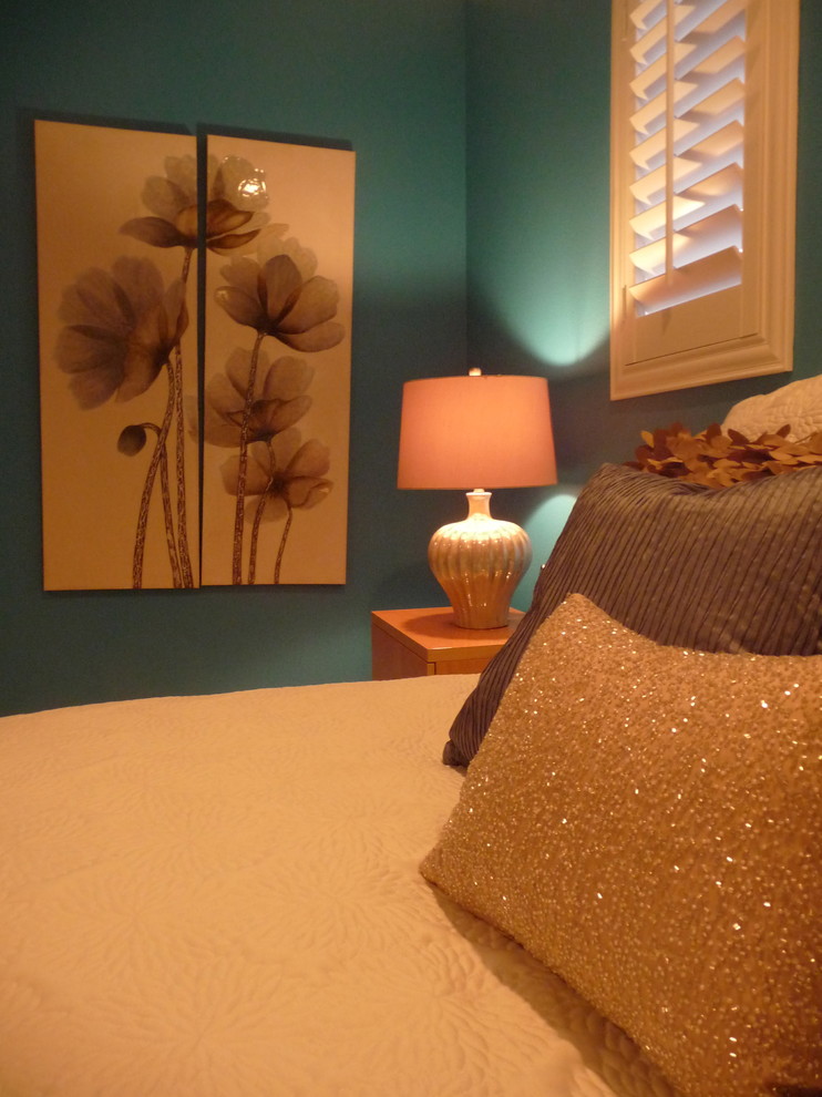 Cette image montre une chambre d'amis traditionnelle avec un mur bleu.