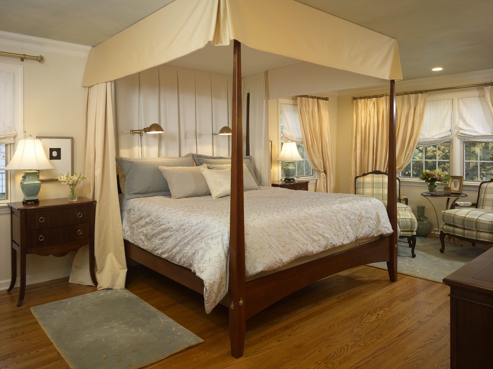 Ejemplo de dormitorio tradicional con paredes beige y suelo de madera en tonos medios