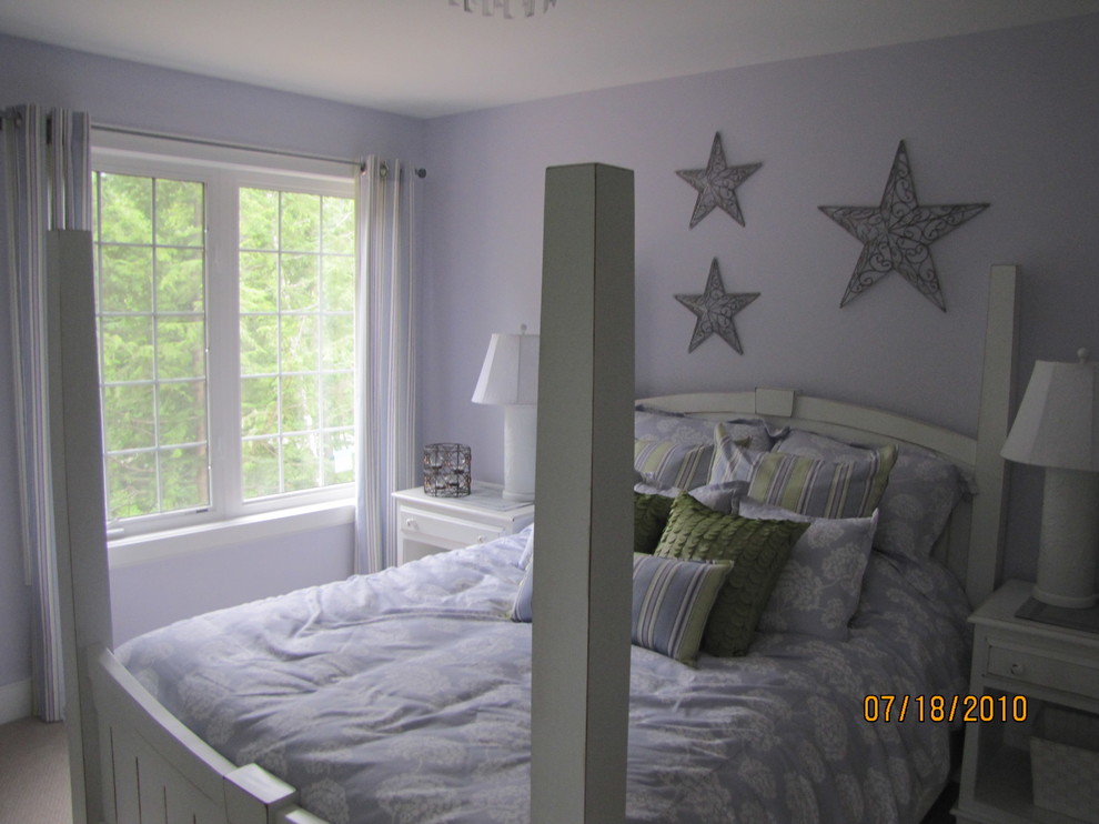 トロントにある中くらいなラスティックスタイルのおしゃれな客用寝室 (紫の壁、カーペット敷き)