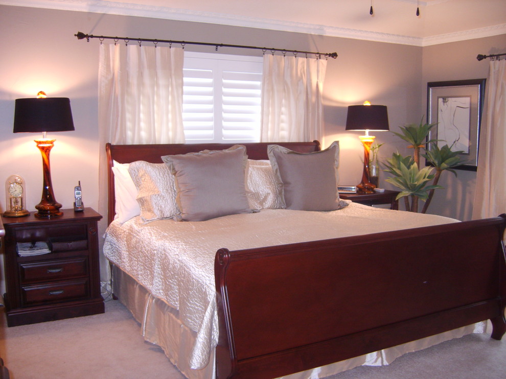 Свежая идея для дизайна: хозяйская спальня среднего размера в классическом стиле с серыми стенами, ковровым покрытием и бежевым полом без камина - отличное фото интерьера