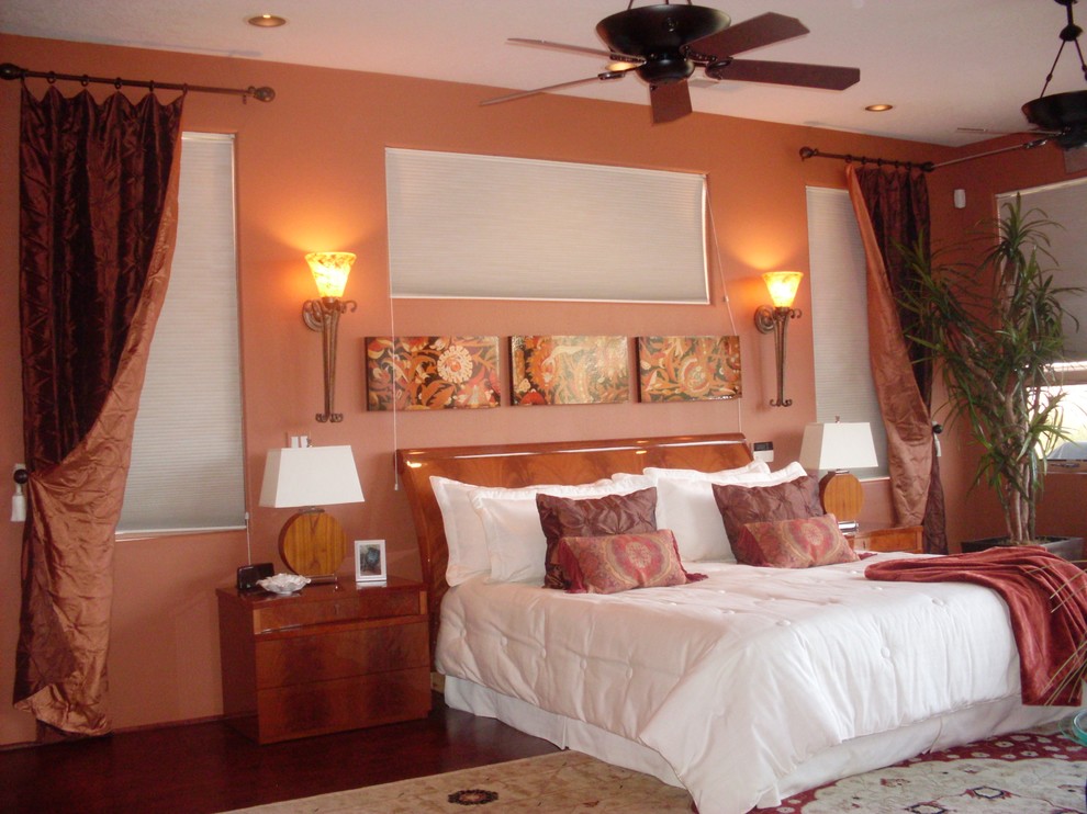 Mittelgroßes Eklektisches Schlafzimmer mit brauner Wandfarbe, dunklem Holzboden und braunem Boden in Albuquerque