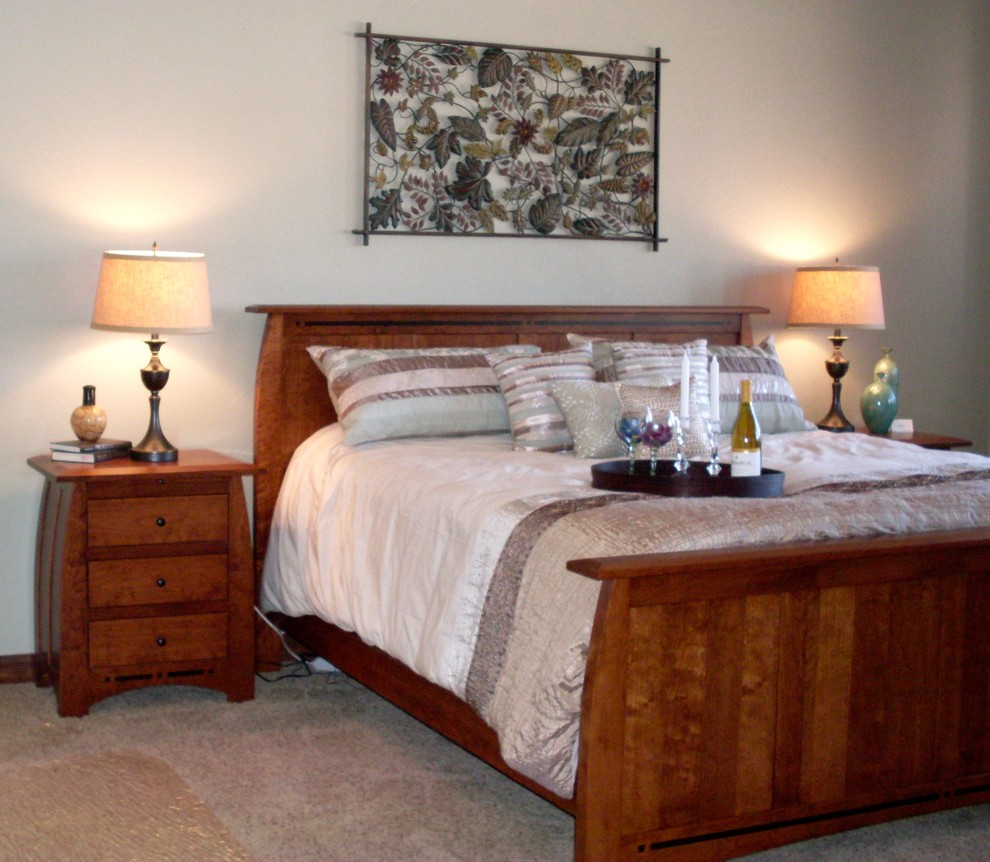 Ejemplo de dormitorio bohemio de tamaño medio con paredes grises, moqueta y suelo marrón