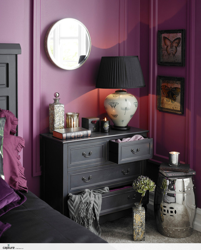 Cette photo montre une petite chambre éclectique avec un mur violet.