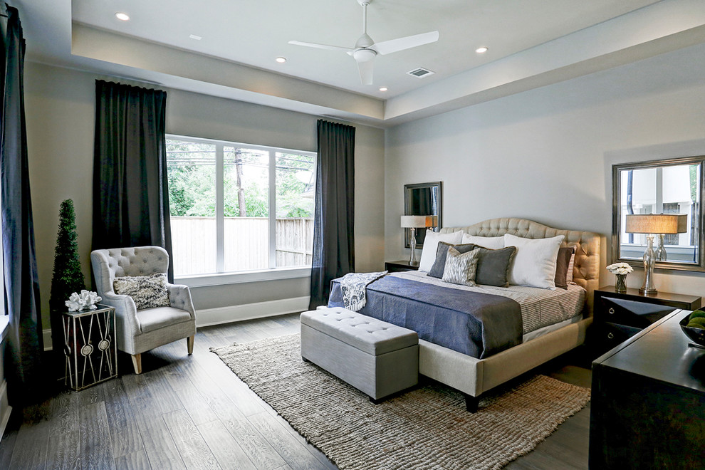На фото: спальня среднего размера на антресоли,: освещение в стиле неоклассика (современная классика) с серыми стенами, темным паркетным полом и коричневым полом без камина