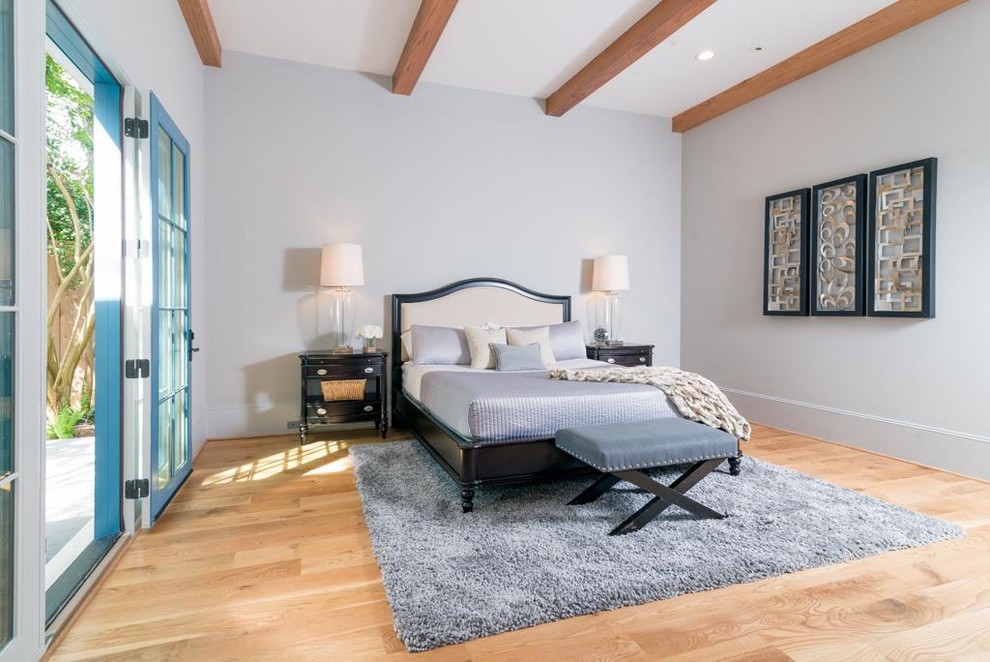 Свежая идея для дизайна: хозяйская спальня среднего размера: освещение в классическом стиле с синими стенами, светлым паркетным полом и бежевым полом без камина - отличное фото интерьера