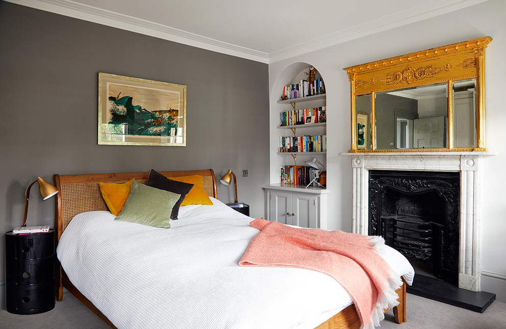Идея дизайна: хозяйская спальня в викторианском стиле с серыми стенами, ковровым покрытием, стандартным камином и серым полом