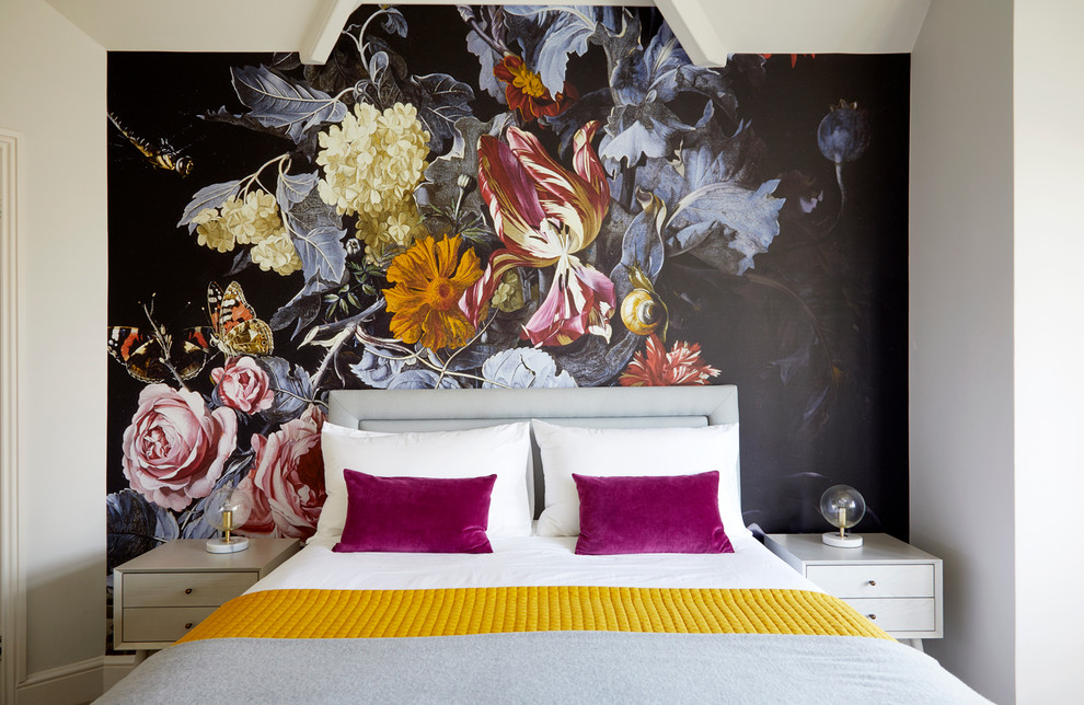 Cette photo montre une chambre grise et rose tendance avec un mur multicolore.