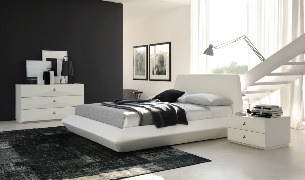 Mittelgroßes Modernes Hauptschlafzimmer ohne Kamin mit weißer Wandfarbe in Venedig