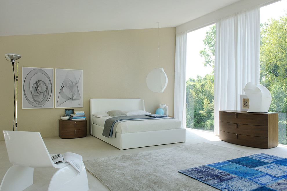 Large contemporary master bedroom in Venice with white walls and no fireplace.