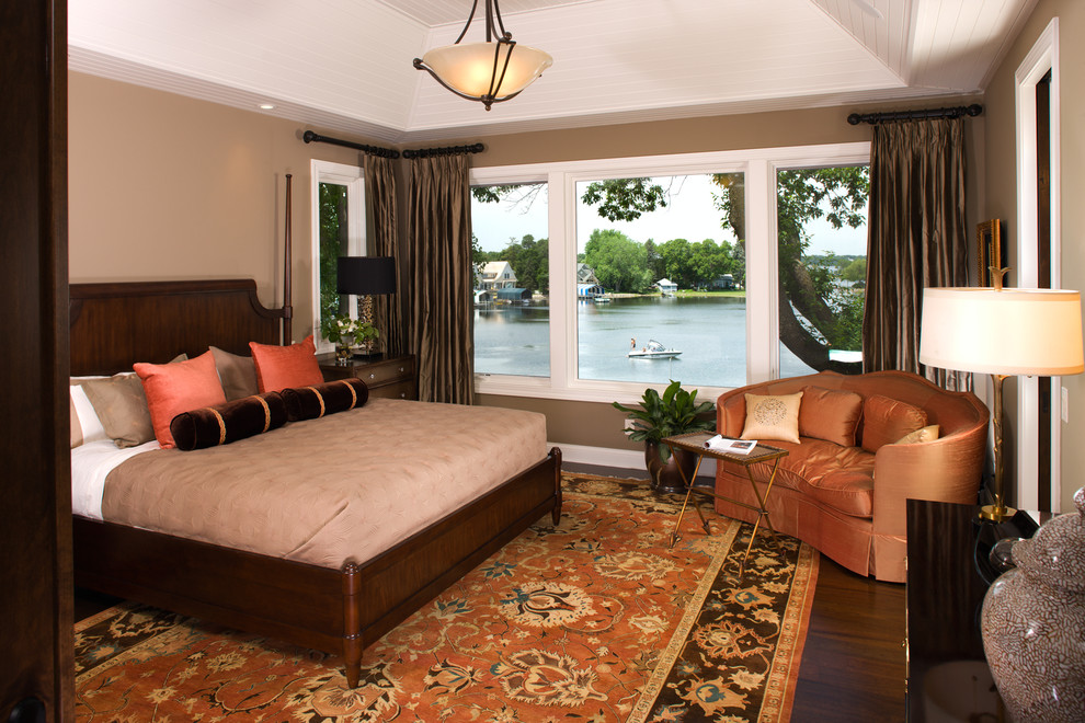 Klassisches Schlafzimmer mit beiger Wandfarbe und dunklem Holzboden in Minneapolis