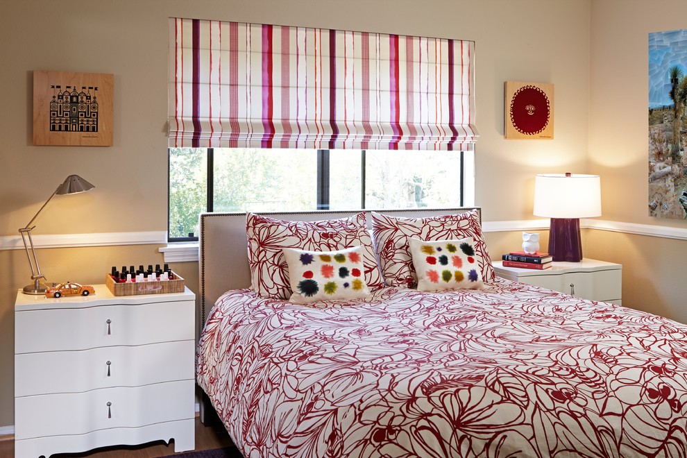 Свежая идея для дизайна: гостевая спальня среднего размера, (комната для гостей) в современном стиле с бежевыми стенами и светлым паркетным полом - отличное фото интерьера