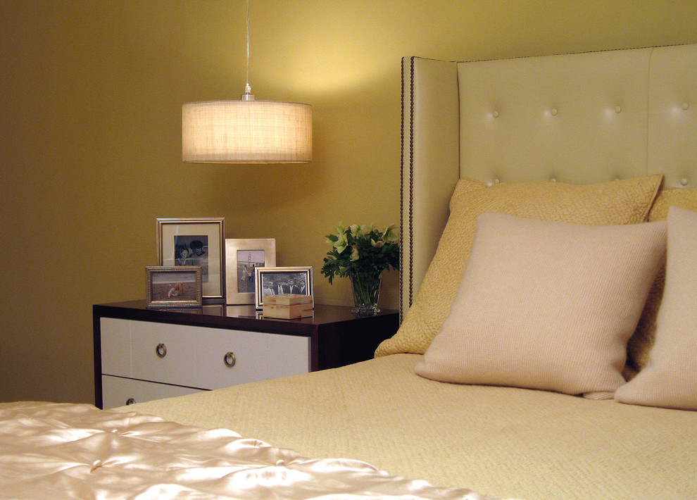 Стильный дизайн: большая хозяйская спальня в современном стиле с желтыми стенами и ковровым покрытием - последний тренд