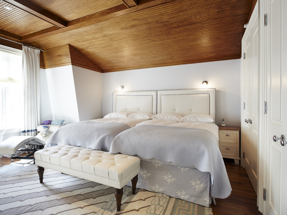 Modernes Gästezimmer ohne Kamin mit weißer Wandfarbe und dunklem Holzboden in Toronto