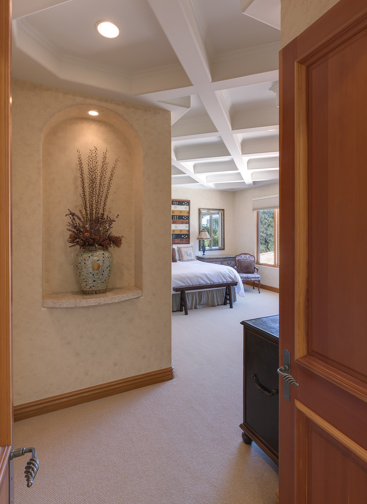 他の地域にある広いトランジショナルスタイルのおしゃれな主寝室 (カーペット敷き、ベージュの壁、ベージュの床) のインテリア