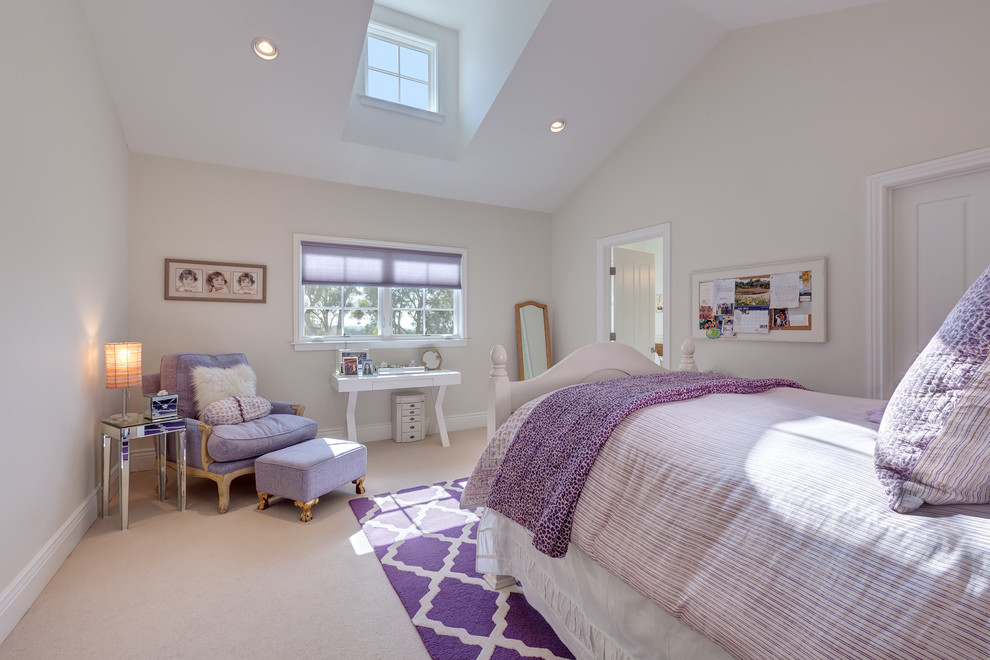 Diseño de habitación de invitados tradicional grande con paredes beige, moqueta y suelo beige