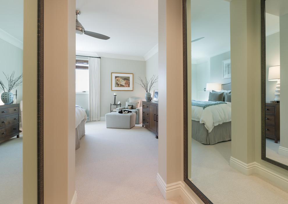 他の地域にある中くらいなトランジショナルスタイルのおしゃれな主寝室 (グレーの壁、カーペット敷き、白い床)
