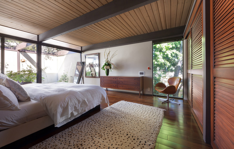 Источник вдохновения для домашнего уюта: большая хозяйская спальня в стиле ретро с белыми стенами, темным паркетным полом и коричневым полом